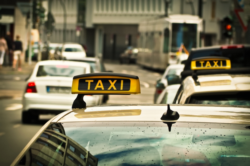 taxis-MOUANS SARTOUX-min_road-traffic-car-glass-driving-city-583084-pxhere.com