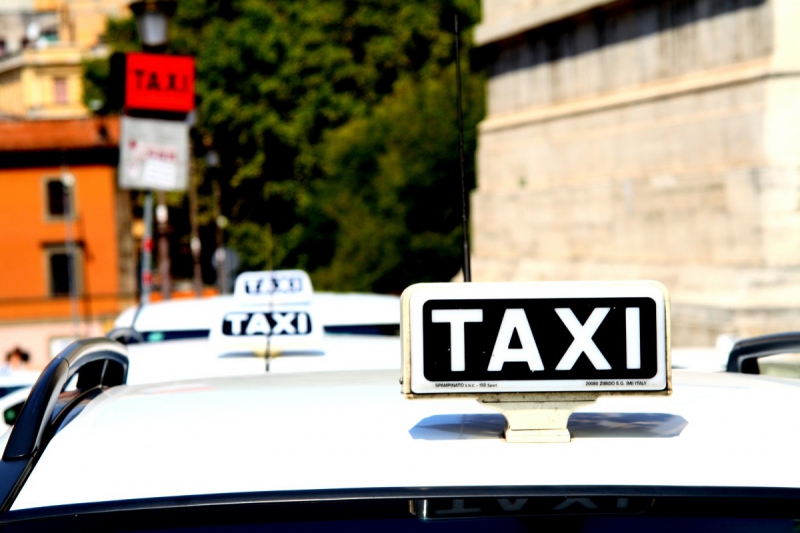 taxis-MOUANS SARTOUX-min_taxi_auto_rome_road_white-1051610